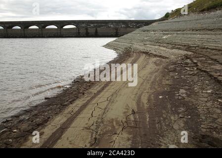 Niedriger Wasserstand auf dem Claerwen-Stausee im Elan-Tal, Powys, Wales, Großbritannien. Stockfoto