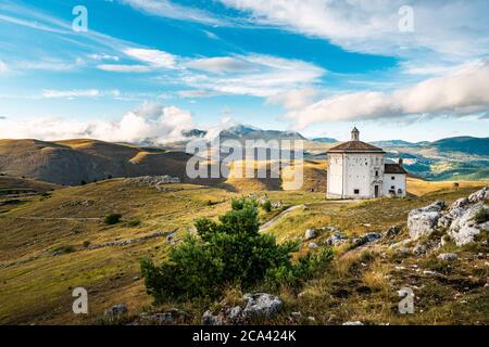 Isolierte Kirche im Nationalpark Gran Sasso, Abruzzen, Italien Stockfoto