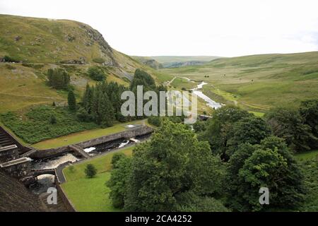 Blick von der Spitze des Claerwen-Staudamms im Elan-Tal, Powys, Wales, Großbritannien. Stockfoto