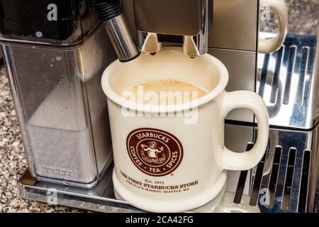 Kaffeekocher für Latte oder Cappuccino aus der DeLonghi Prima Donna Elite Espressomaschine Stockfoto