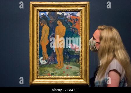 London, Großbritannien. August 2020. Ein Mitarbeiter posiert mit "Adam und Eva", 1902, von Paul Gauguin. Vorschau auf 'Gauguin und die Impressionisten : Meisterwerke aus der Ordrupgaard Collection' an der Royal Academy of Arts in Piccadilly. 60 Werke aus einer Sammlung impressionistischer Gemälde des wohlhabenden dänischen Ehepaars Wilhelm und Henny Hansen, die vom 7. August bis zum 18. Oktober 2020 ausgestellt werden, sind Meisterwerke von Gauguin, Degas, Monet, Morisot, Pissarro, Renoir und Sisley. Kredit: Stephen Chung / Alamy Live Nachrichten Stockfoto
