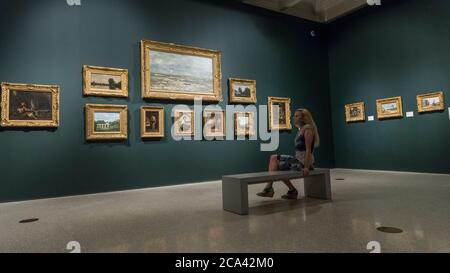 London, Großbritannien. August 2020. Ein Mitarbeiter posiert mit Werken von Delacroix und Corot in einer Nachbildung einer Ausstellung in Ordrupgaard. Vorschau auf 'Gauguin und die Impressionisten : Meisterwerke aus der Ordrupgaard Collection' an der Royal Academy of Arts in Piccadilly. 60 Werke aus einer Sammlung impressionistischer Gemälde des wohlhabenden dänischen Ehepaars Wilhelm und Henny Hansen, die vom 7. August bis zum 18. Oktober 2020 ausgestellt werden, sind Meisterwerke von Gauguin, Degas, Monet, Morisot, Pissarro, Renoir und Sisley. Kredit: Stephen Chung / Alamy Live Nachrichten Stockfoto