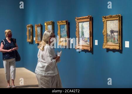 London, Großbritannien. August 2020. Besucher mit Gesichtsmasken sehen Werke in der Vorschau von "Gauguin und die Impressionisten : Meisterwerke aus der Ordrupgaard Collection" an der Royal Academy of Arts in Piccadilly. 60 Werke aus einer Sammlung impressionistischer Gemälde des wohlhabenden dänischen Ehepaars Wilhelm und Henny Hansen, die vom 7. August bis zum 18. Oktober 2020 ausgestellt werden, sind Meisterwerke von Gauguin, Degas, Monet, Morisot, Pissarro, Renoir und Sisley. Kredit: Stephen Chung / Alamy Live Nachrichten Stockfoto