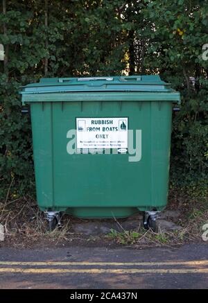 Eine Mülltonne, die nur durch Anlegestellen auf den Norfolk Broads in Coltishall Common, Coltishall, Norfolk, England, Vereinigtes Königreich, für den Müll von Booten vorgesehen ist. Stockfoto