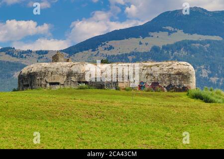 Italien. Juli 2020. Südtirol, Italien Juli 2020: Impressionen aus Südtirol Juli 2020 Laatsch, Vinschgau, Südtirol, Marktplatz, Bunker aus dem Ersten Weltkrieg Quelle: dpa/Alamy Live News Stockfoto