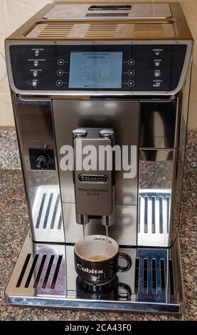 Spülzyklus, Espresso-Kaffee aus DeLonghi Prima Donna Elite automatische Bohne-Tasse-Maschine Stockfoto