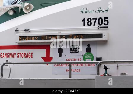 Nahaufnahme einer Covid-19-Fluggastbeschränkung auf einer Sydney River Cat Ferry am Circular Quay Terminal in Sydney Stockfoto