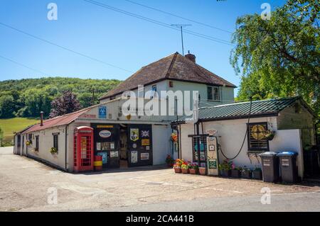 Eine altmodische Tankstelle und Garage in Poynings, West Sussex, Großbritannien Stockfoto