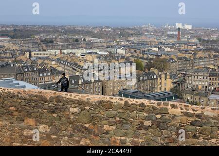 Blick auf Edinburgh New Town in Richtung Leith über die Observatory Grenzmauer auf Calton Hill Stockfoto