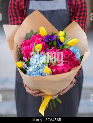 Schöne bunte Blumenstrauß mit unscharfen Hintergrund Stockfoto