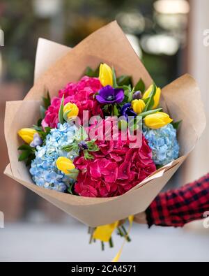 Schöne bunte Blumenstrauß mit unscharfen Hintergrund Stockfoto