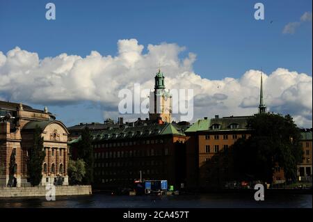 Schweden, Stockholm. Turm des Storkyrkan, auch Stockholms domkyrka (Stockholmer Kathedrale) genannt. Diese Kirchturm und andere Änderungen an der Fassade wurden von Carlberg während von 1736 entworfen. Stockfoto