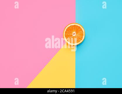 Orange auf abstrakter Geometrie farbige Papier Textur Minimalismus Hintergrund mit pastellrosa, blau und gelb Farben Stockfoto