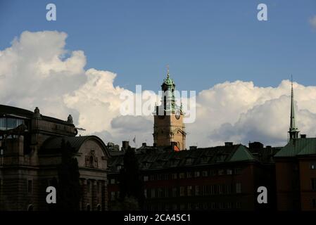 Schweden, Stockholm. Turm des Storkyrkan, auch Stockholms domkyrka (Stockholmer Kathedrale) genannt. Diese Kirchturm und andere Änderungen an der Fassade wurden von Carlberg während von 1736 entworfen. Stockfoto