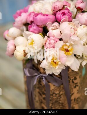 Schöne weiße Blumenstrauß in der Box Nahaufnahme Stockfoto