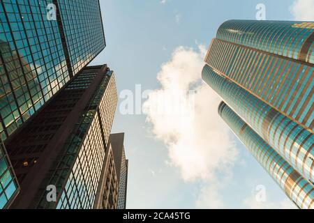 Städtische Skyline mit Wolkenkratzern unter bewölktem Himmel, Bürohochhäuser in Hongkong City, Central District Stockfoto