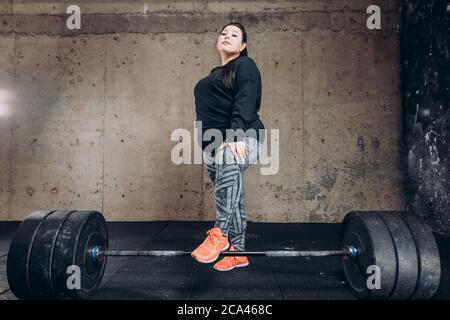 Schöne übergewichtige Modell in Sportbekleidung wird in für Bodybuilding gehen. In voller Länge Schuss Stockfoto