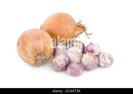 Garlics und Zwiebeln isoliert auf weißem Hintergrund. Stockfoto