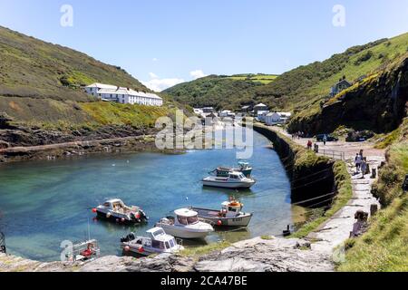 Die kleine Küstenfischerflotte liegt im Binnenhafen Bei Boscastle Stockfoto