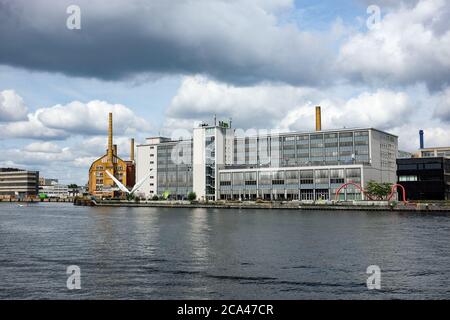 Berlin, Deutschland. August 2020. Die Gebäude der HTW Berlin Hochschule für angewandte Wissenschaften Berlin an der Spree in Oberschöneweide. Hier soll bis 2026 das Großprojekt Behrens-Ufer als Wirtschaftsstandort mit einem Investitionsvolumen von 1.1 Milliarden Euro errichtet werden. Künstliche Intelligenz, Elektromobilität, Internet der Dinge und Industrie 4.0 finden hier ihren Platz. Hinzu kommen Gastronomie, Kultur, Einzelhandel, kita-Bereiche und ein neuer Uferweg entlang der Spree. Hier könnte auch eine neue Brücke gebaut werden. Quelle: Jens Kalaene/dpa-Zentralbild/ZB/dpa/Alamy Live News Stockfoto