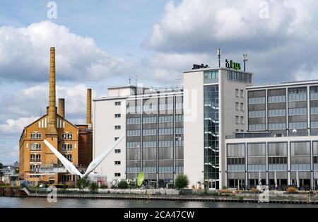 Berlin, Deutschland. August 2020. Die Gebäude der HTW Berlin Hochschule für angewandte Wissenschaften Berlin an der Spree. Hier soll bis 2026 das Großprojekt Behrens-Ufer als Wirtschaftsstandort mit einem Investitionsvolumen von 1.1 Milliarden Euro errichtet werden. Künstliche Intelligenz, Elektromobilität, Internet der Dinge und Industrie 4.0 finden hier ihren Platz. Hinzu kommen Gastronomie, Kultur, Einzelhandel, kita-Bereiche und ein neuer Uferweg entlang der Spree. Hier könnte auch eine neue Brücke gebaut werden. Quelle: Jens Kalaene/dpa-Zentralbild/ZB/dpa/Alamy Live News Stockfoto