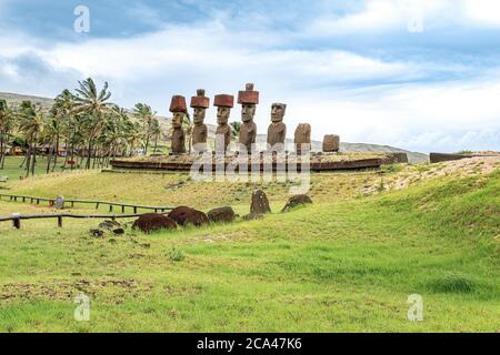 Rechte Seitenansicht des Moai des Ahu Nau Nau mit einigen Pukao-Resten im Vordergrund, Anakena, Osterinsel, Chile. Stockfoto