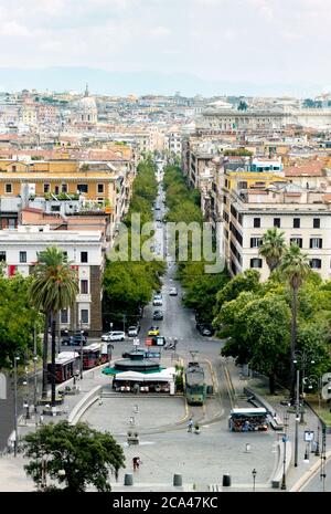 Blick aus der Vogelperspektive auf die Dächer von Rom und den Vatikan Stockfoto