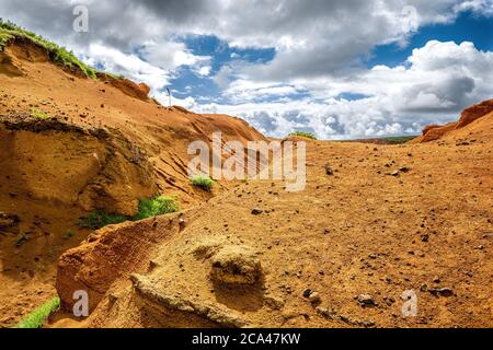 Der Vulkankrater Rano Raraku wurde zum Steinbruch, wo fast alle der 1,000 Statuen, die auf der Osterinsel gefunden wurden, geformt wurden. Stockfoto