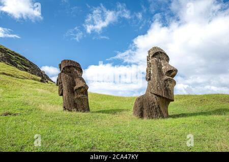 Moai liegt am Hang des Vulkankraters Rano Raraku auf der Osterinsel in Chile. Stockfoto