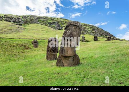 Moai liegt am Hang des Vulkankraters Rano Raraku auf der Osterinsel in Chile. Stockfoto