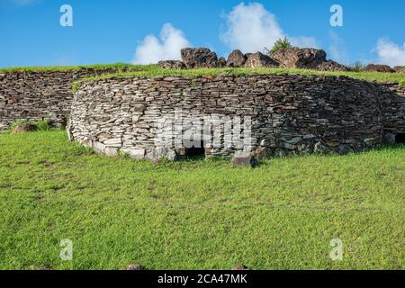 Orongo ist ein Steindorf und zeremonielles Zentrum an der südwestlichen Spitze der Osterinsel. Stockfoto