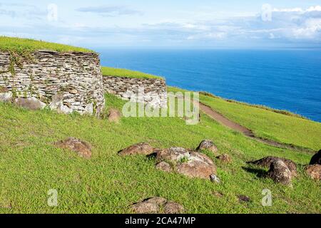Orongo ist ein Steindorf und zeremonielles Zentrum an der südwestlichen Spitze der Osterinsel. Stockfoto
