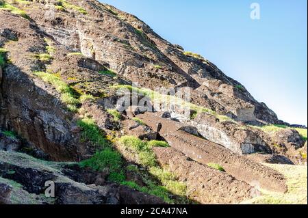 Moai am Hang am Vulkankrater Rano Raraku auf der Osterinsel in Chile. Stockfoto