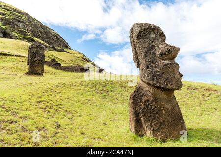 Moai liegt am Hang des Vulkankraters Rano Raraku auf der Osterinsel in Chile. Stockfoto