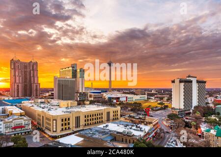 San Antonio, Texas, USA Skyline in der Abenddämmerung von oben. Stockfoto