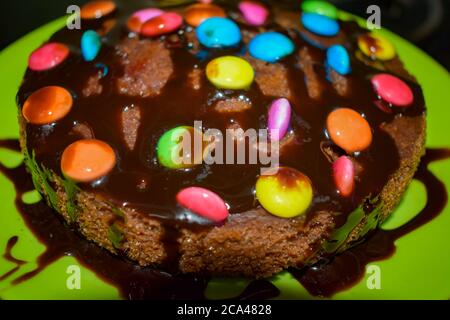 Schokoladenkuchen mit getrockneten Früchten, Rosinen, Cashewnüssen, Mandel usw. leckere hausgemachte Kuchen mit Zimt und Gewürzen gewürzt zum Verkauf an Weihnachten ein Stockfoto