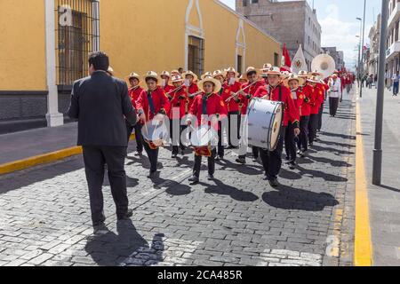 Arequipa, Peru - 24. september 2018: Parade in der Nähe des Hauptplatzes Plaza de Armas in Arequipa, Peru Stockfoto