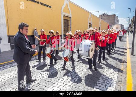 Arequipa, Peru - 24. september 2018: Parade in der Nähe des Hauptplatzes Plaza de Armas in Arequipa, Peru Stockfoto