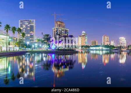 St. Petersburg, Florida, USA Downtown Skyline der Stadt in der Dämmerung auf die Bucht. Stockfoto