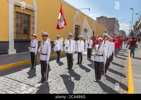 Arequipa, Peru - 24. september 2018: Parade in der Nähe des Hauptplatzes Plaza de Armas in Arequipa, Peru Stockfoto