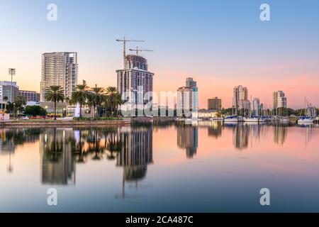 St. Petersburg, Florida, USA Downtown Skyline der Stadt in der Dämmerung auf die Bucht. Stockfoto