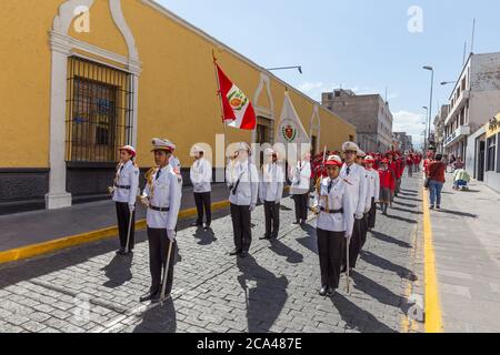 Arequipa, Peru - 24. september 2018: Parade in der Nähe des Hauptplatzes Plaza de Armas in Arequipa, Peru Stockfoto