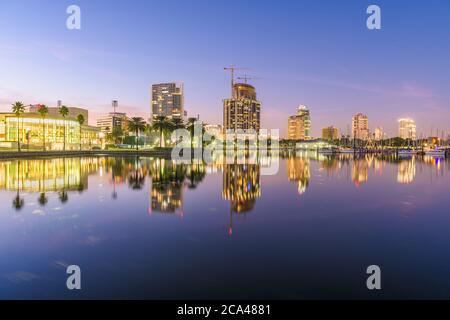 St. Petersburg, Florida, USA Downtown Skyline der Stadt in der Dämmerung auf die Bucht. Stockfoto