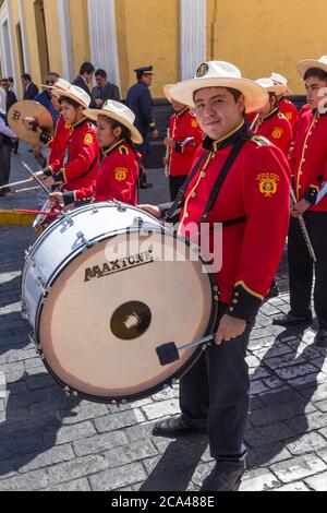 Arequipa, Peru - 24. september 2018: Parade in der Nähe des Hauptplatzes Plaza de Armas in Arequipa, Peru Stockfoto