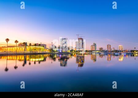 St. Petersburg, Florida, USA Downtown Skyline der Stadt in der Dämmerung auf die Bucht. Stockfoto