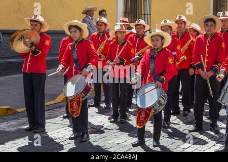 Arequipa, Peru - 24. september 2018: Parade in der Nähe des Hauptplatzes Plaza de Armas in Arequipa, Peru Stockfoto