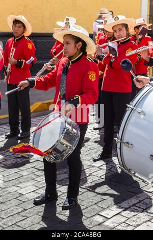 Arequipa, Peru - 24. september 2018: Parade in der Nähe des Hauptplatzes Plaza de Armas in Arequipa, Peru Stockfoto