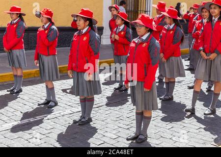 Arequipa, Peru - 24. september 2018: Parade in der Nähe des Hauptplatzes Plaza de Armas in Arequipa, Peru Stockfoto