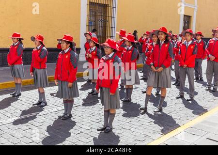 Arequipa, Peru - 24. september 2018: Parade in der Nähe des Hauptplatzes Plaza de Armas in Arequipa, Peru Stockfoto