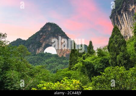 Landschaft am Moon Hill, Yangshuo, China. Stockfoto